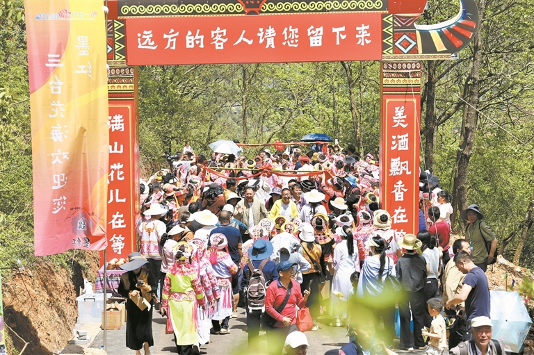 民俗活动。贺看 摄