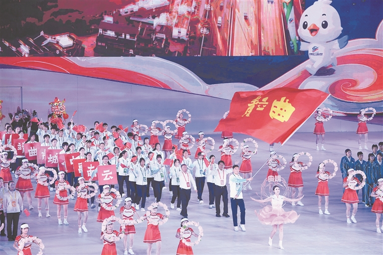 曲靖代表团入场。