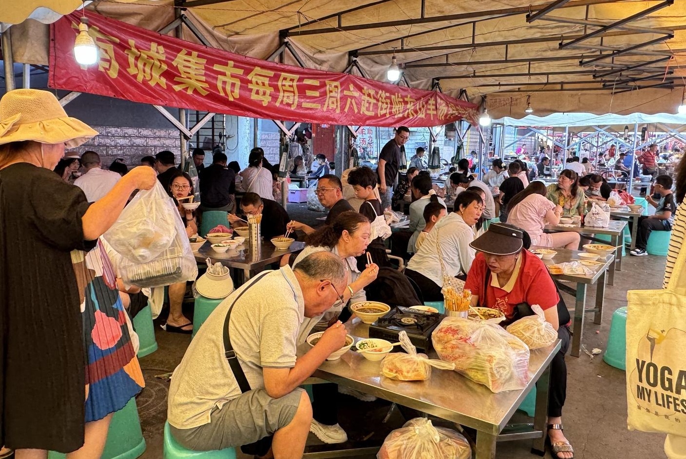南城集市。李劲松 摄