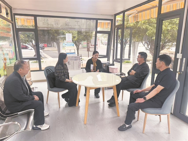 叶芳秀与大家议事。