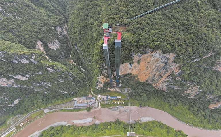 尼珠河大峡谷悬崖电梯。